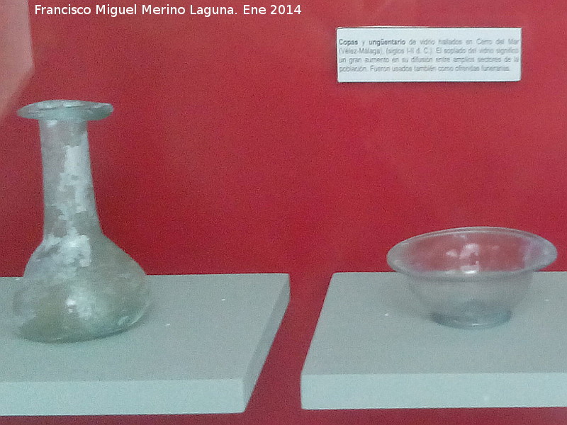 Cerro del Mar - Cerro del Mar. Unguentario y copa del Cerro del Mar. Siglos I-II d.C. Museo Arqueolgico de Vlez-Mlaga