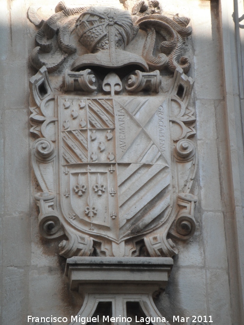 Palacio de los Vlez - Palacio de los Vlez. Escudo izquierdo de los linajes de Guevara, Mendoza, Ramrez de Arellano y Anaya