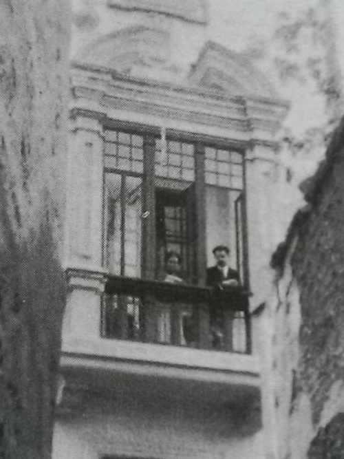 Palacio Surez del guila - Palacio Surez del guila. Foto antigua con Eduardo Arroyo asomado al balcn