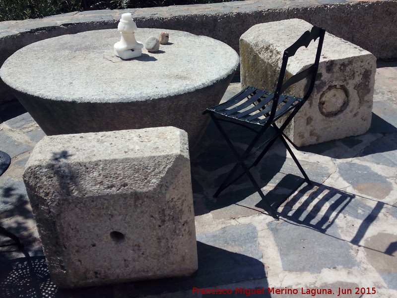 Casera Santo Cristo de la Asomada - Casera Santo Cristo de la Asomada. Piedra de molino, pilar y basa