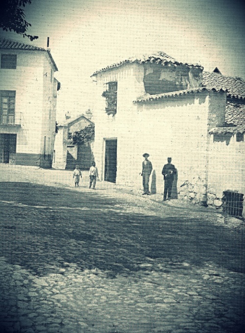 Plaza de la Magdalena - Plaza de la Magdalena. Foto antigua. La calle que se ve al fondo es Magdalena Baja, la casa de la izquierda es la panaderia y las casa de la derecha es la que quitaron para abrir la Calle Molino de la Condesa