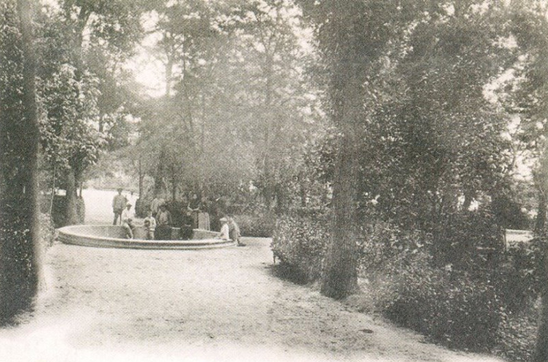 Fuente de la Alameda - Fuente de la Alameda. Fotografa original realizada por Alczar, editada en Jan por Hijo de E. Snchez e impresa Hauser y Menet, en 1904