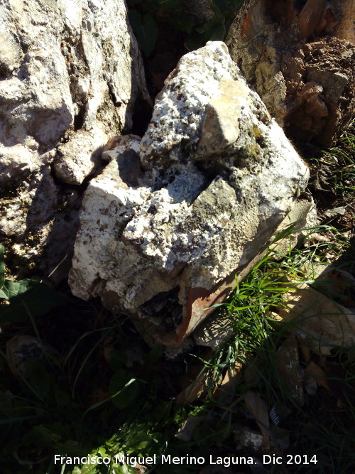 Lavadero y Pozo de Chiquete - Lavadero y Pozo de Chiquete. Restos del pilar con restos del madero de la carrucha