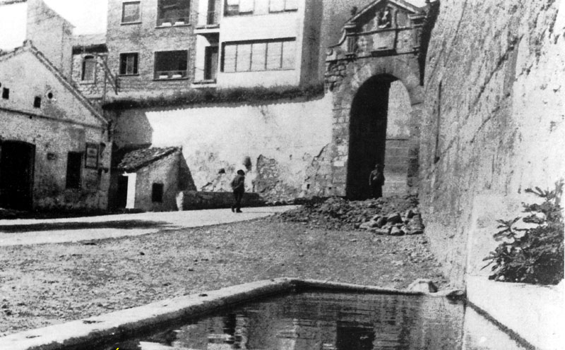 Muralla de Jan. Puerta del ngel - Muralla de Jan. Puerta del ngel. Se aprecia como exista el lienzo de muralla izquierdo. Hoy tirado para el trnsito de vehculos