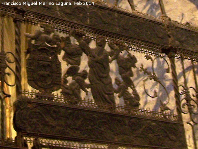 Colegiata de Santa Mara de los Reales Alczares. Capilla de los Becerra - Colegiata de Santa Mara de los Reales Alczares. Capilla de los Becerra. Virgen Mara y escudo de los Becerra