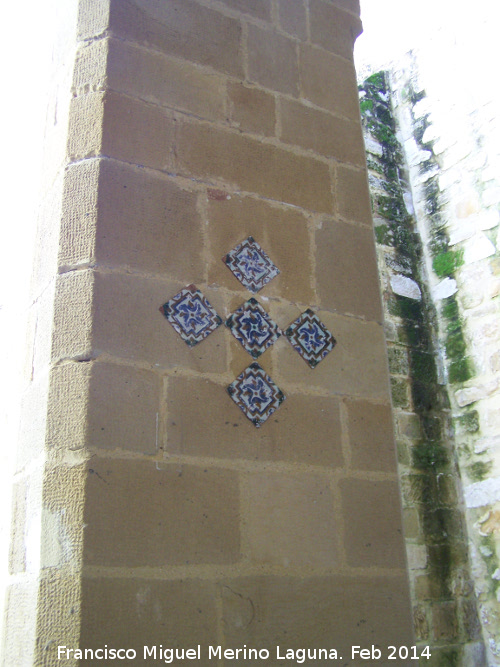 Colegiata de Santa Mara de los Reales Alczares. Claustro - Colegiata de Santa Mara de los Reales Alczares. Claustro. Azulejos en cruz