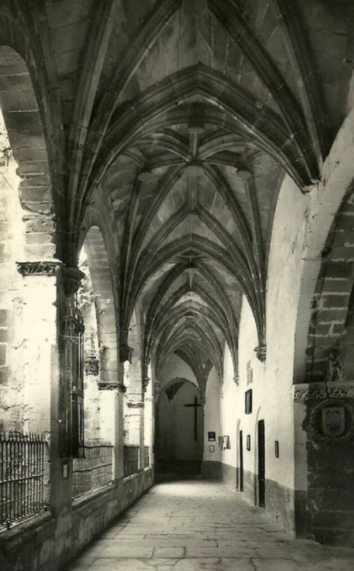 Colegiata de Santa Mara de los Reales Alczares. Claustro - Colegiata de Santa Mara de los Reales Alczares. Claustro. Foto antigua