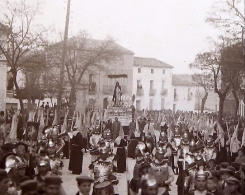 Calle Corredera de San Fernando - Calle Corredera de San Fernando. Cofrad�a de la Humildad, subiendo la Corredera en los a�os veinte del siglo XX. De Emilio Talavera