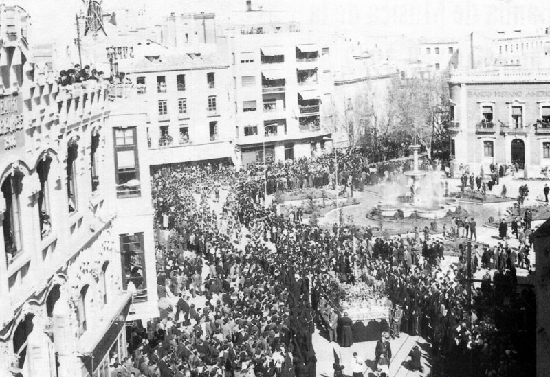 Fuente de la Glorieta de Blas Infante - Fuente de la Glorieta de Blas Infante. Procesin de Nuestro Padre Jess Nazareno 1962 en la Plaza de las Palmeras