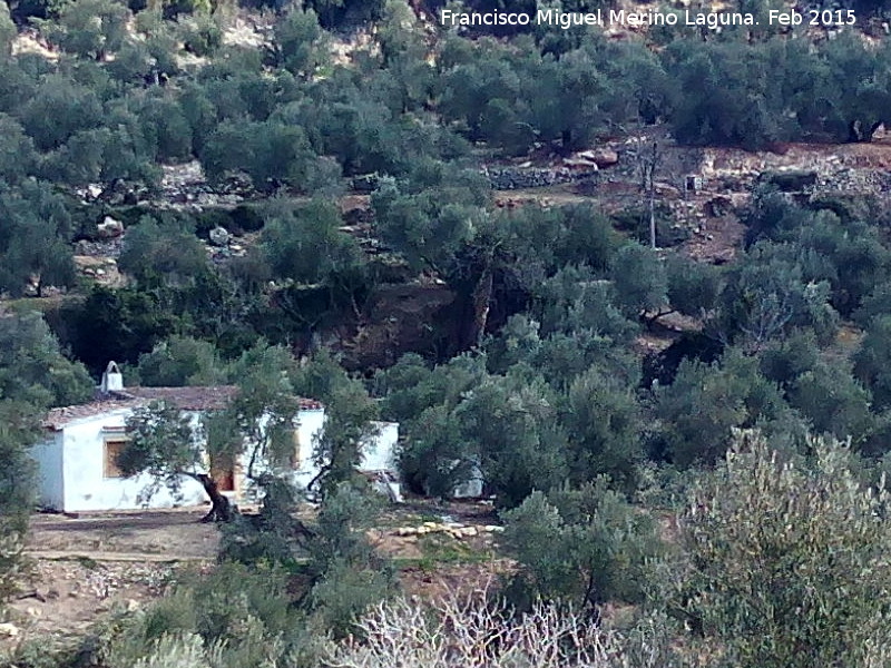 Cortijo de El Jarillo - Cortijo de El Jarillo. A la izquierda el cortijo y a la derecha la Fuente de El Jarillo