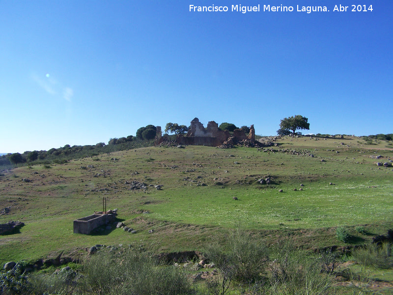 Pozo del Marqus del Contadero - Pozo del Marqus del Contadero. Al fondo las ruinas de la Casa del Marqus del Contadero