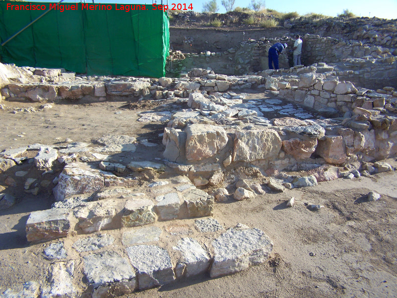 Oppidum Puente Tablas. Santuario - Oppidum Puente Tablas. Santuario. Entrada al patio inferior y la antecella