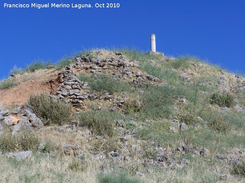 Oppidum de Giribaile. Gran Muralla - Oppidum de Giribaile. Gran Muralla. Bastin norte con el punto geodsico