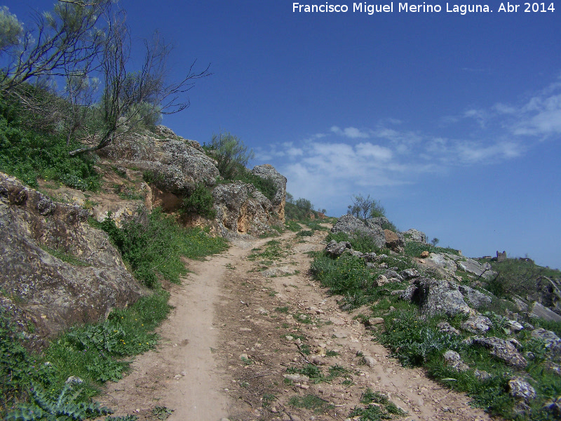 Oppidum de Giribaile. Puerta Sur - Oppidum de Giribaile. Puerta Sur. Piedras talladas para el paso del camino carretero