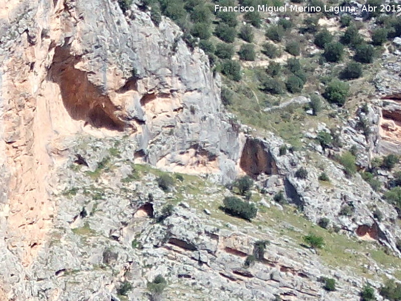 Abrigo de la Base de los Caones - Abrigo de la Base de los Caones. El abrigo grande de la izquierda