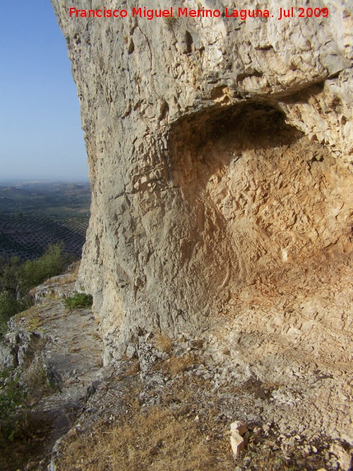 Pinturas rupestres del Poyo de la Mina II - Pinturas rupestres del Poyo de la Mina II. Abrigo que contiene las pinturas y a su izquierda el pequeo pasillo por el que se accede a este poyo