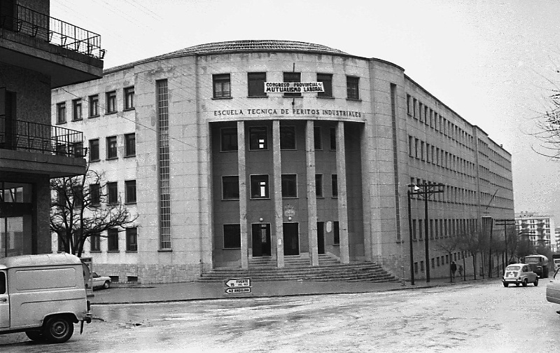 Edificio del Corte Ingls - Edificio del Corte Ingls. Antigua Escuela de Peritos que haba antes de la construccin del Corte Ingls