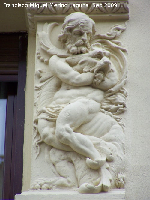 Edificio de la Calle Bernab Soriano n 18 - Edificio de la Calle Bernab Soriano n 18. Enmarque derecho de ventana.