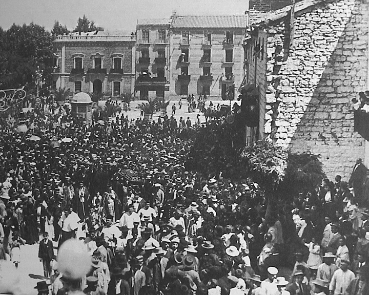 Casa de la Plaza de la Constitucin n 5 - Casa de la Plaza de la Constitucin n 5. Foto antigua. Entierro