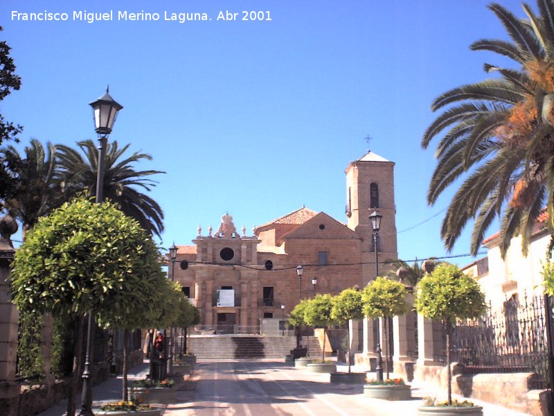 Iglesia de la Inmaculada Concepcin - Iglesia de la Inmaculada Concepcin. Palacio de Olavide a la izquierda e Iglesia a la derecha desde la Calle Jardines