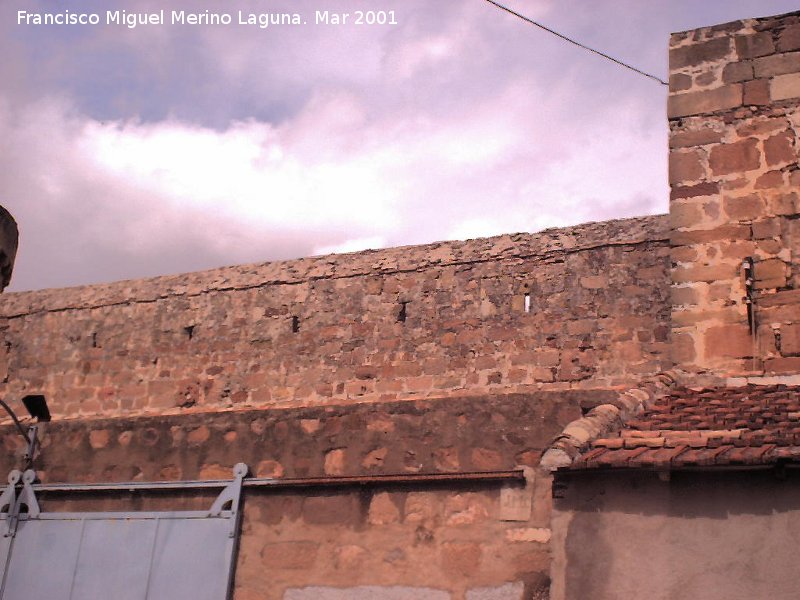 Castillo de Tobaruela - Castillo de Tobaruela. Almenas cegadas y saeteras del muro Norte