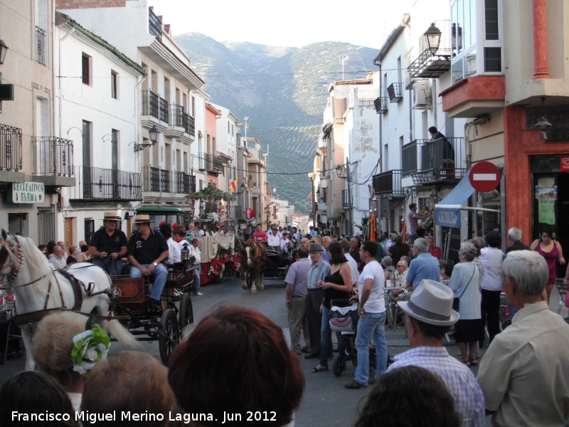 Fiestas de San Juan Bautista - Fiestas de San Juan Bautista. Carretas ante el Santo