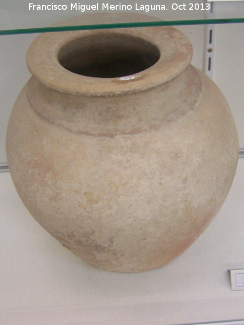 Historia de Martos - Historia de Martos. Urna cineraria romana. Museo San Antonio de Padua - Martos