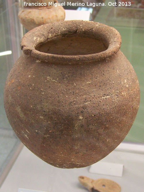 Historia de Martos - Historia de Martos. Urna cineraria. Museo Colegio San Antonio de Padua - Martos