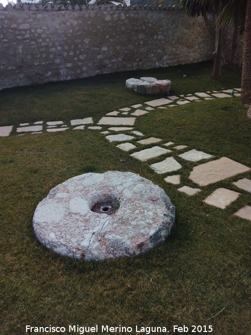 Castillo de Torredonjimeno. Molino - Castillo de Torredonjimeno. Molino. Piedras de molino