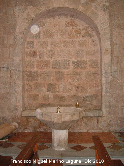 Iglesia de San Juan Bautista - Iglesia de San Juan Bautista. Hornacina encontrada en el lado izquierdo de la iglesia