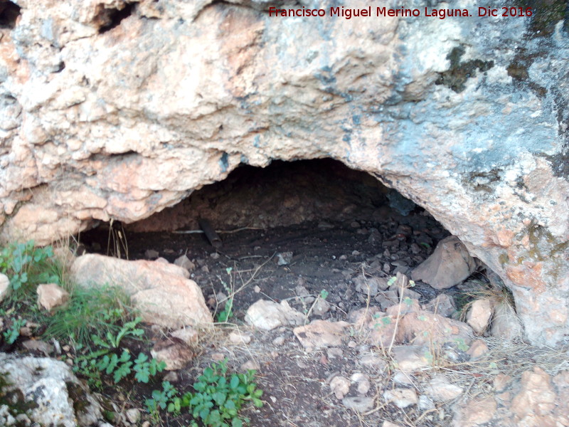 Pinturas rupestres del Poyo de los Herreros - Pinturas rupestres del Poyo de los Herreros. Pequea cueva en el poyo