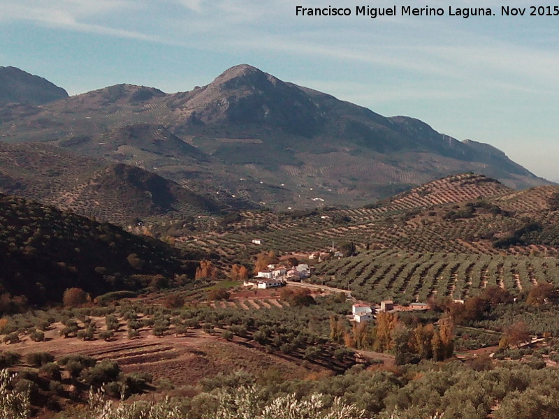 Aldea El Reguelo - Aldea El Reguelo. Con el Cerro de la Morenica al fondo