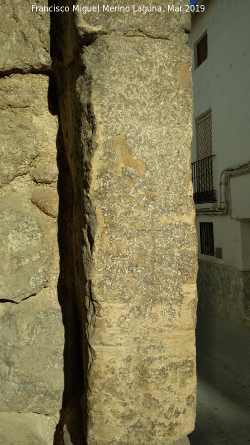 Arco de los Santos - Arco de los Santos. Cruz tallada