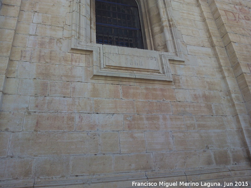 Catedral de Jan. Vtores - Catedral de Jan. Vtores. Restos de vtores bajo la ventana izquierda de la fachada