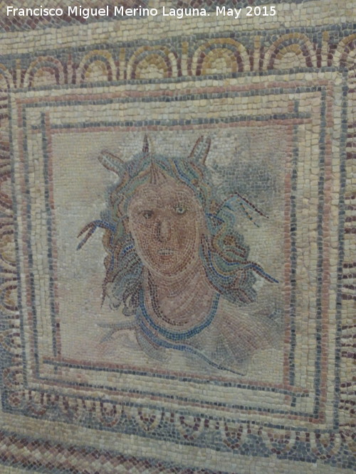 Villa Romana de Bruel - Villa Romana de Bruel. Mosaico romano, busto de Thetis con patas de cangrejo en la cabeza y serpiente en el cuello. Museo Provincial de Jan