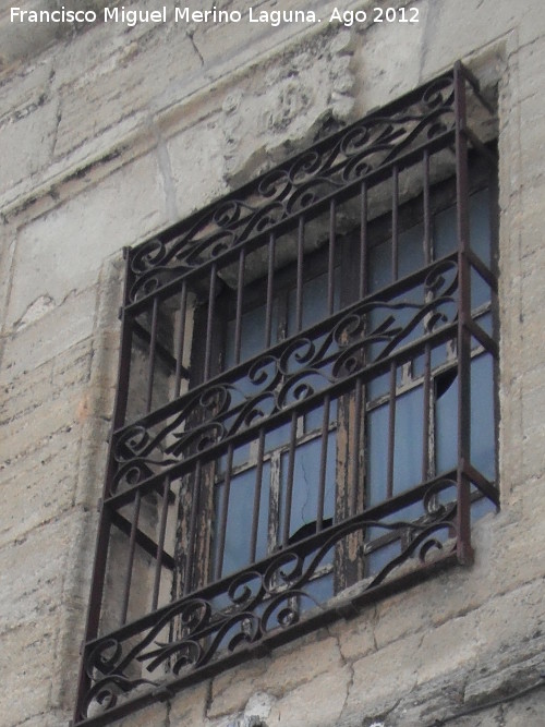 Iglesia de Santiago Apostol - Iglesia de Santiago Apostol. Ventana con escudo