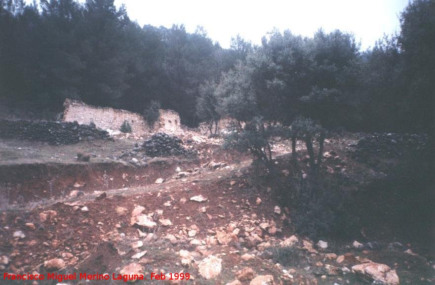 Sendero que bordea el Anchuricas - Sendero que bordea el Anchuricas. Cortijo abandonado