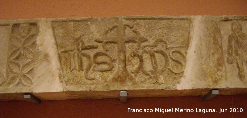 Casa de la Calle Portillejo I n 10 - Casa de la Calle Portillejo I n 10. Arquitrave visigodo siglos V-VI. Crismn de cruz bizantina. Museo Provincial de Jan