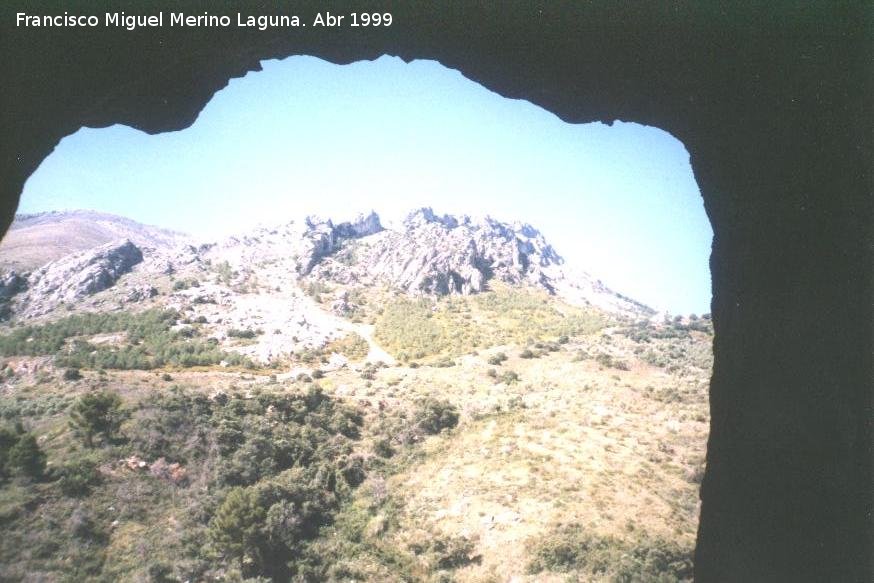 Portillo del Cascabel - Portillo del Cascabel. Desde una cueva de la Llana