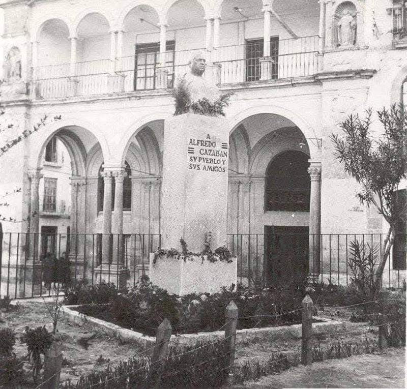 Monumento a Alfredo Cazabn - Monumento a Alfredo Cazabn. Antiguo monumento