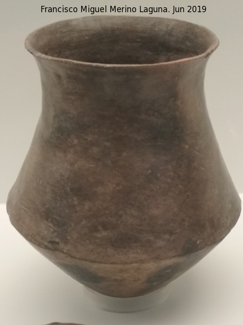 Yacimiento del Cerro de la Encina - Yacimiento del Cerro de la Encina. Olla 1.800-1.500 a.C. Museo Arqueolgico de Granada