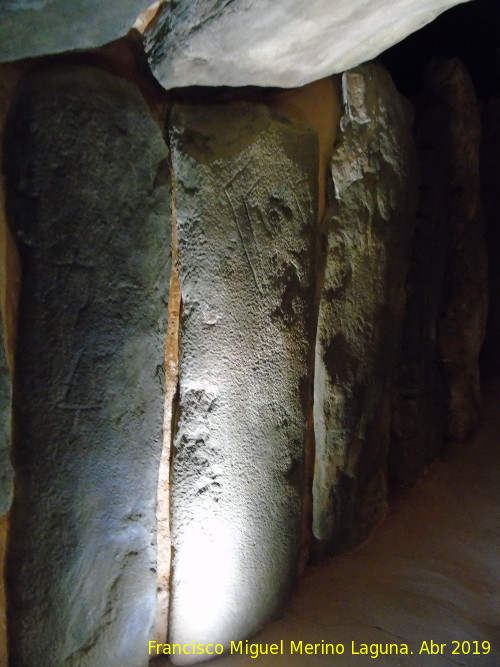 Dolmen de Soto - Dolmen de Soto. Ortostatos con petroglifos