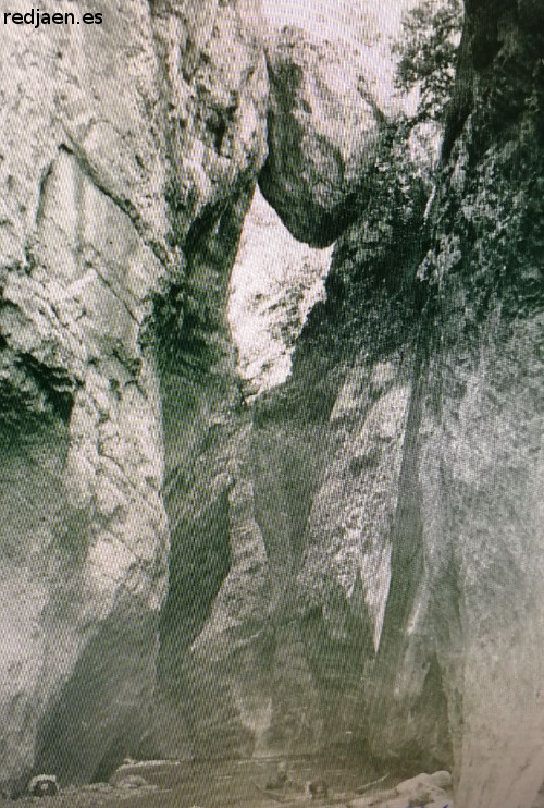 Piedra Encajada del Can del Quiebrajano - Piedra Encajada del Can del Quiebrajano. Foto antigua