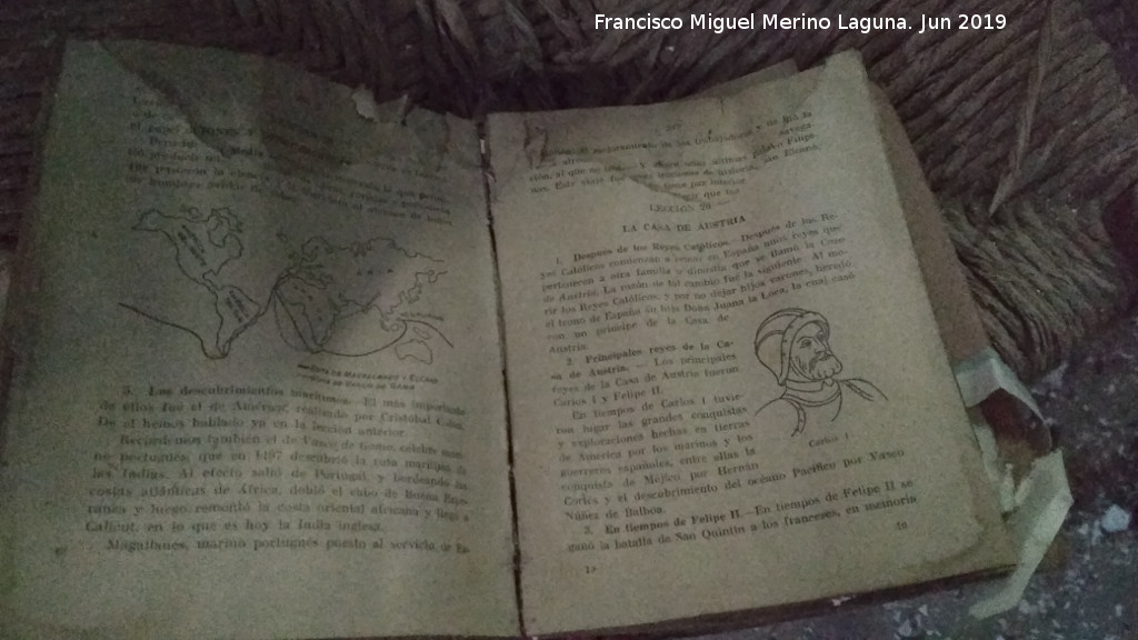 Carlos I de Espaa y V de Alemania - Carlos I de Espaa y V de Alemania. Libro de texto en la aldea abandonada de El Dornajuelo (Frailes)