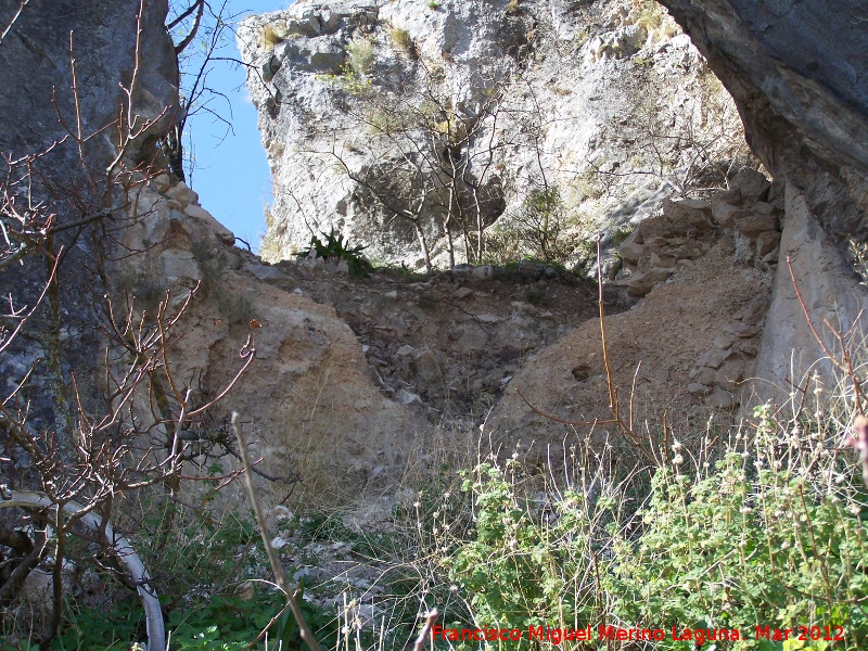 Castillo de El Rosel - Castillo de El Rosel. Muros del Arco de Piedra