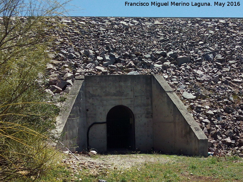 Pantano de Giribaile - Pantano de Giribaile. Entrada al interior de la presa