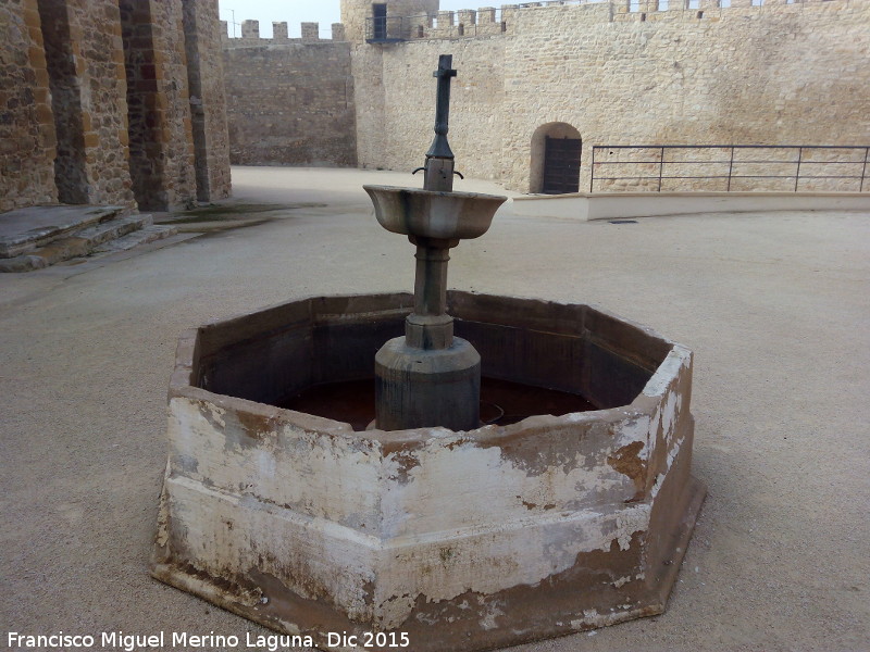 Castillo de Lopera. Fuente - Castillo de Lopera. Fuente. 