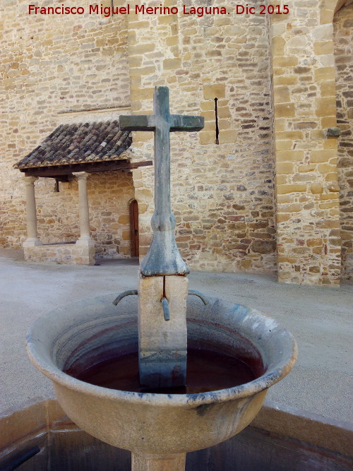 Castillo de Lopera. Fuente - Castillo de Lopera. Fuente. Cruz y caos