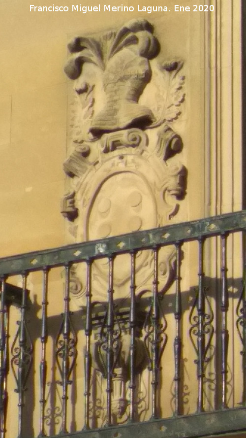 Palacete de la Calle Obispo Narv�ez n� 15 - Palacete de la Calle Obispo Narv�ez n� 15. Escudo izquierdo