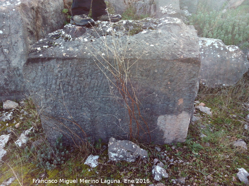 Cantera de la Coronilla - Cantera de la Coronilla. Bloque de piedra a medio tallar